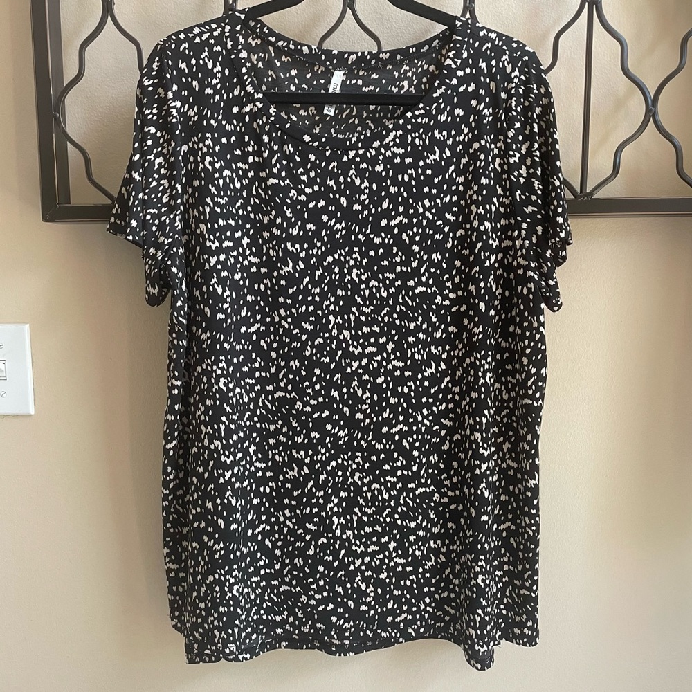 Black top with tan print, size XL